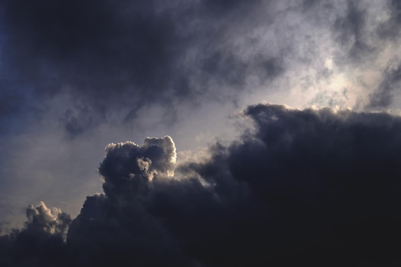 Dunkler Wolkenhimmel über Bergen – stimmungsvolle Webdesign Mood