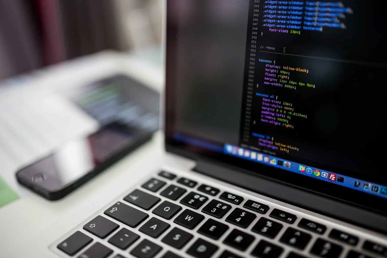 Laptop mit Code für Webentwicklung – Webdesign Typografie & Code-Ästhetik