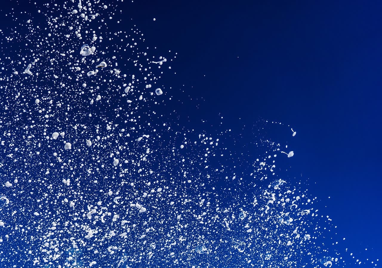 Schaumwolken am Himmel – Webdesign Leichtigkeit & Weite