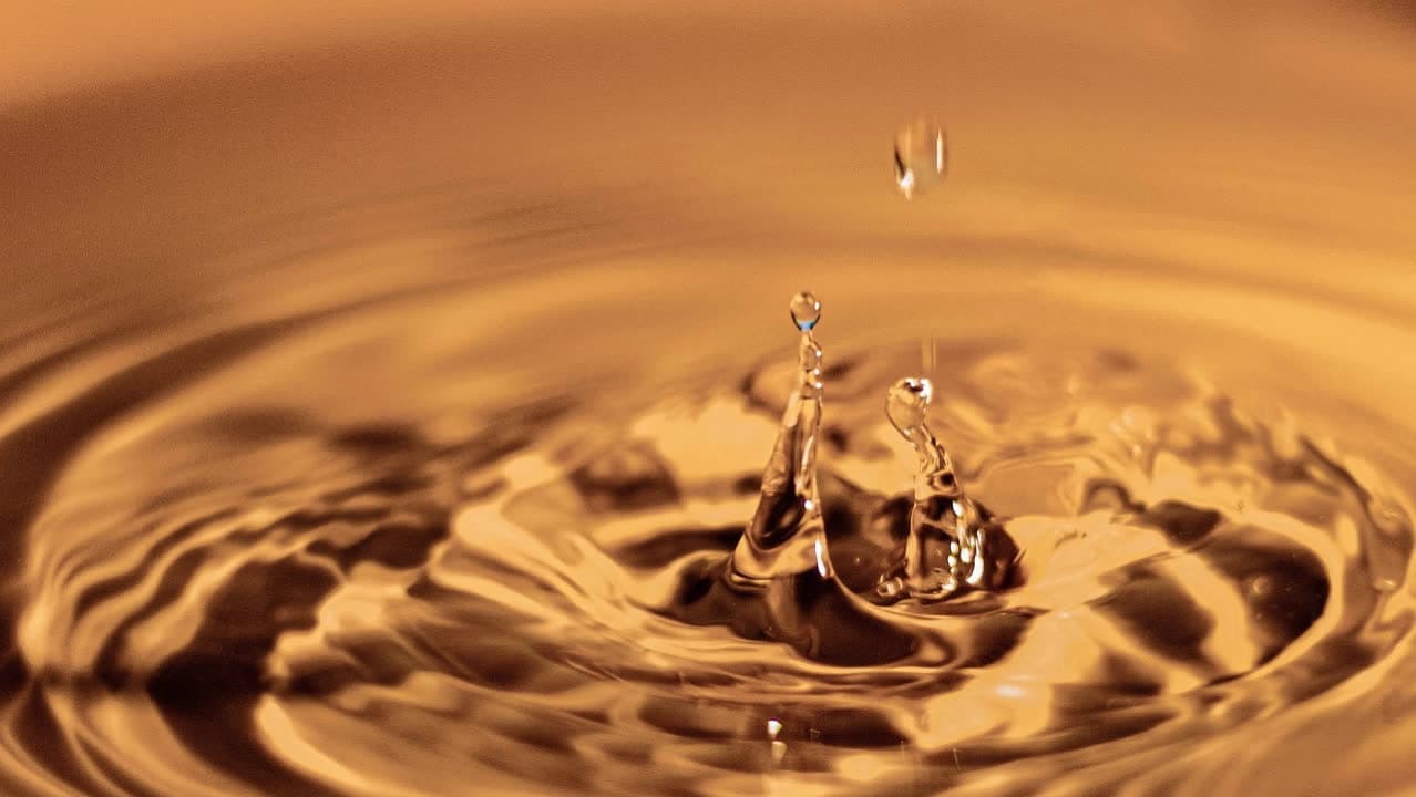 Wassertropfen auf glatter Oberfläche – Webdesign Textur & Frische